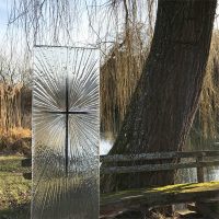 Glas mit Kreuz