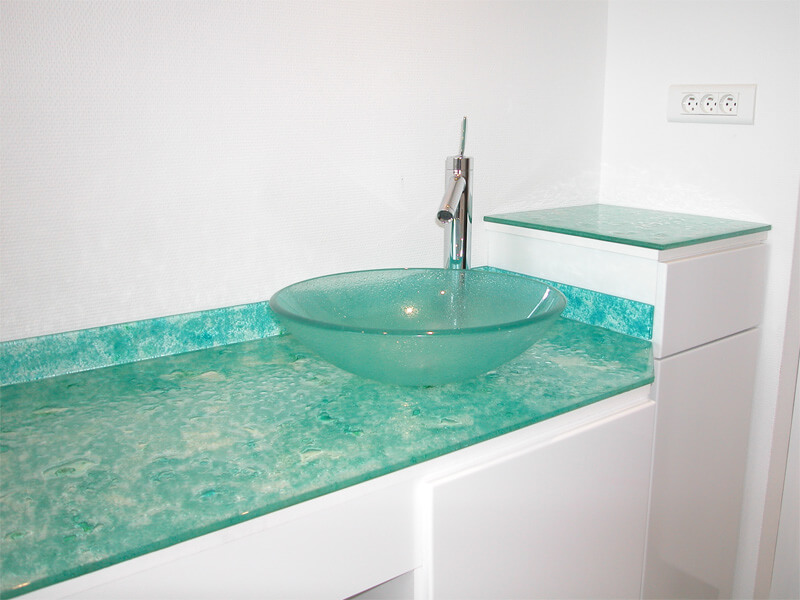 Badezimmer mit Glaskunst